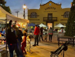 Plaza de loreto mexico de noche con turistas conociendo