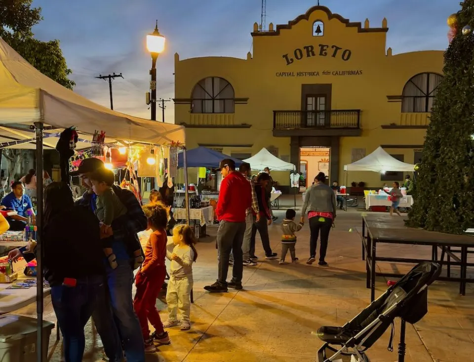 Plaza de loreto mexico de noche con turistas conociendo