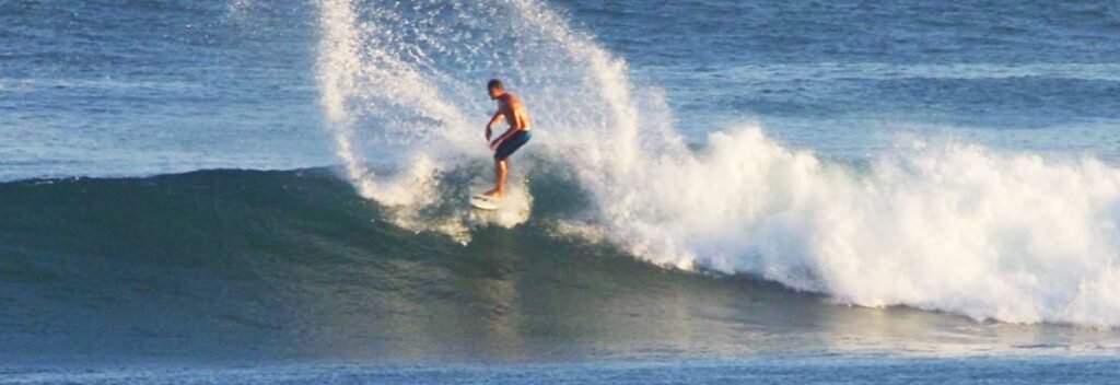 Deportista practicando surf en loreto