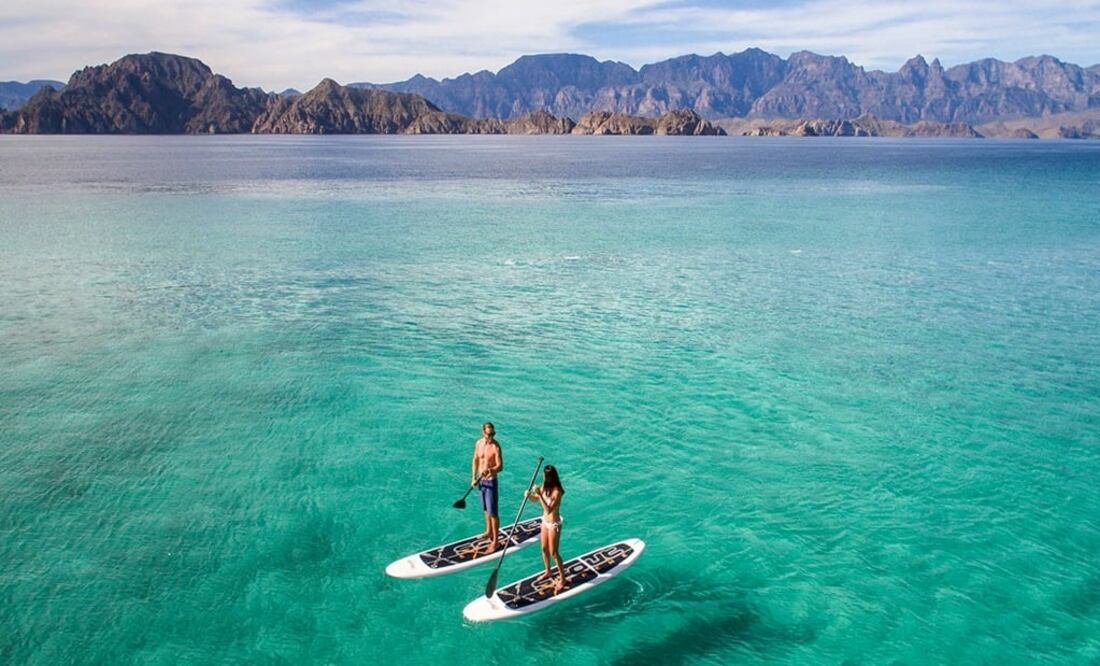 Personas disdrutando del agua caliente en Loreto