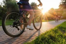 Turistas movilizandose en bicicleta por el malecon de loreto
