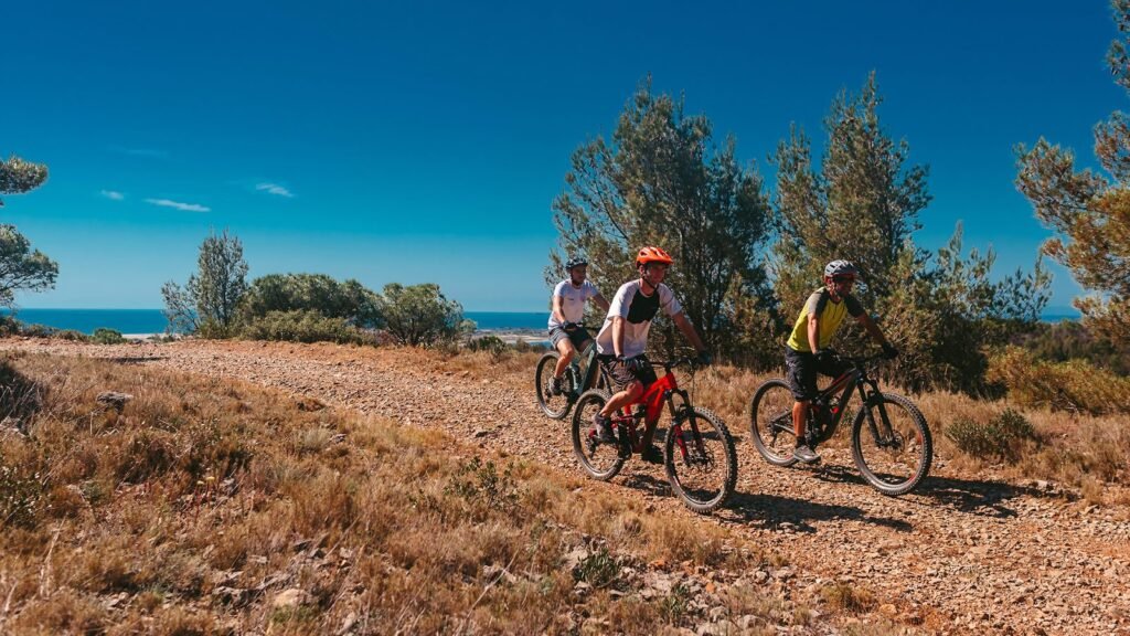 Turistas paseando en bicicleta por loreto