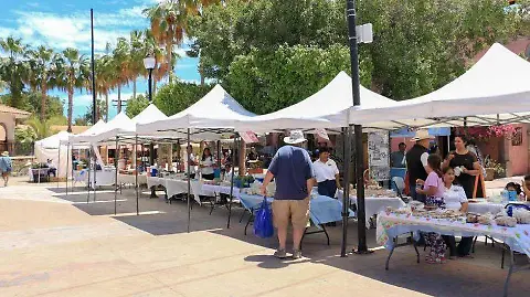 Personas en el mercado artesanal de loreto en 2025